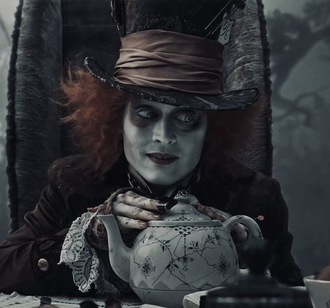 Johnny Depp Roles, Mad Hatter Girl, Tarrant Hightopp, Johnny Depp Mad Hatter, Alice In Wonderland Aesthetic, Johnny Depp Movies, The Mad Hatter, Tim Burton Films, Tim Burton Movie