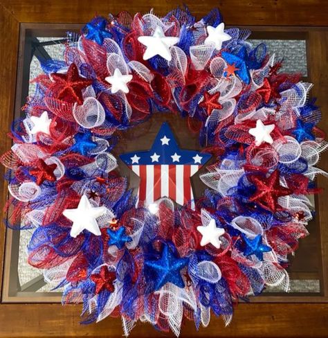 Red White And Blue Wreath Diy, Patriotic Wreath Ideas, Patriotic Wreath Diy, Patriotic Mesh Wreath, Mesh Wreath Tutorial, Easy Wreaths, Easy Diy Wreaths, Wire Wreath Frame, Mesh Wreath Diy