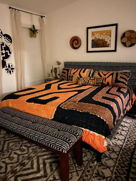 African Interior Design Bedroom, Modern African Decor Living Rooms, African Inspired Bedroom, African Style Bedroom, African Decor Bedroom, Living Room Bedroom Combo, Apartments Living Room, African Bedroom, African Decor Living Room