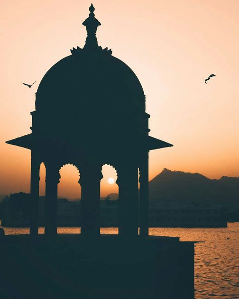 Building Silhouette Painting, Pichola Lake Udaipur, Indian Sunset Aesthetic, Udaipur Paintings, Indian Mural, Building Silhouette, Mysore Palace, Sunset Painting Acrylic, Inktober 2024