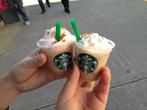 baby starbies Minuman Starbucks, Copo Starbucks, Secret Starbucks Drinks, Starbucks Coffee Drinks, Starbucks Lovers, Starbucks Secret Menu, Starbucks Drinks Recipes, Secret Menu, Starbucks Recipes