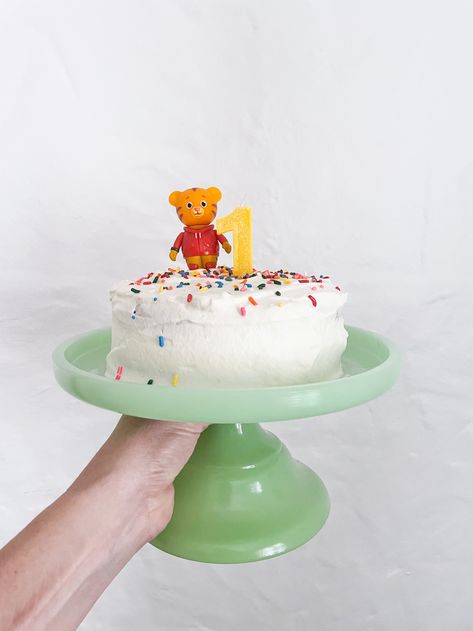 Banana Smash Cake for Baby — urban. apron. Banana Smash Cake Recipe, Banana Smash Cake, Baby First Cake, Smash Cake Recipe, Cakes Without Butter, Diy Smash Cake, Healthy Smash Cake, Smash Cake Recipes, Cake For Baby