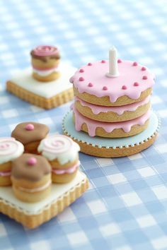 Miniature Cakes, Cakes And Pastries, Pastel Cupcakes, Iced Biscuits, Small Cakes, Cute Baking, Pretty Cookies, Fancy Cookies, Vanilla Cookies