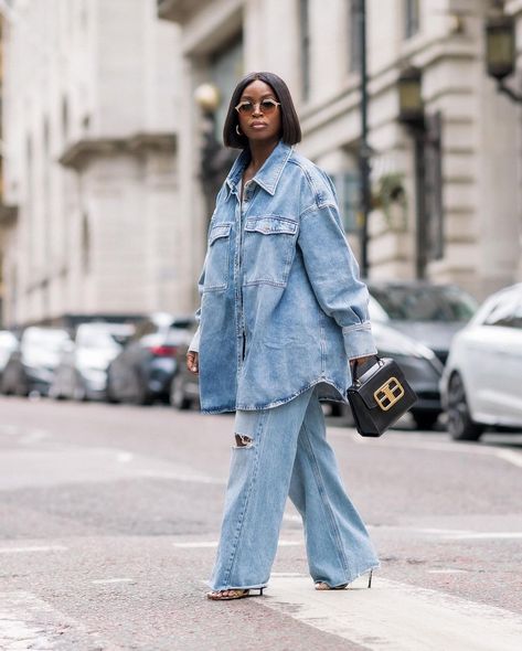 All Denim Outfits, Hm Outfits, Modest Dressing, Denim Street Style, Oversized Denim Shirt, Latest Trends In Fashion, Looks Jeans, Camisa Jeans, Denim Inspiration