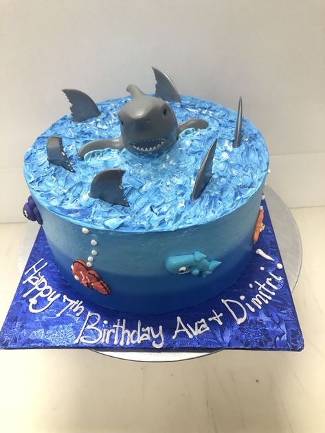 Sea Creatures Cake Ideas, Easy Shark Cake, Heath Cake, Shark Themed Cakes, Ocean Birthday Cakes, Pool Cake, Circle Cake, Shark Cake, Ocean Birthday