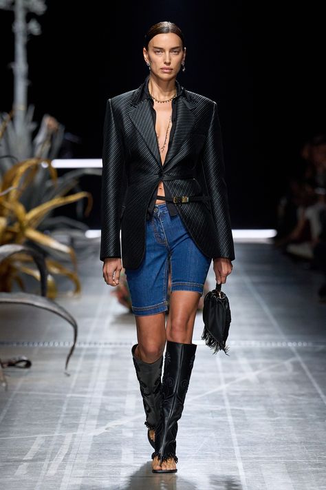 Modern Pirate, Denim Bar, Haute Couture Style, Fashion Trend Forecast, Blue Jean Outfits, 2025 Fashion Trends, Outfits 2017, Spring 2025, Jean Trends