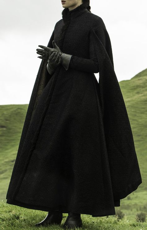 Cassock Aesthetic, Priest Robes Concept Art, Black Cloak Outfit, Dark Royalty Outfits, Necromancer Aesthetic Outfit, Aesthetic Witch Outfit, Pureblood Fashion, Dark Fantasy Outfits, Wizard Aesthetic Fashion