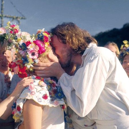 Midsummer Movie, Midsommar Movie Scene, Midsommar Movie Aesthetic, Dani Midsommar, Midsommar Aesthetic, Father And Girl, Horror Lovers, Thriller Movies, Girl Movies