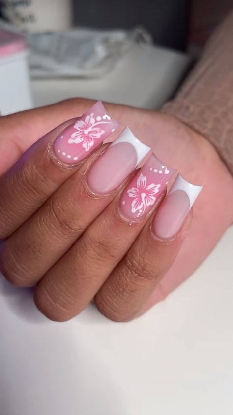 Nail Inspo Holiday Summer, Natural Nails Flower Design, Short Nails For Cheer, Pink Hibiscus Nails French Tip, Lilac Design Nails, Summer Nails With Flower Design, Square Nail Ideas Acrylic, Habisquis Nails, Nail Inspo Beach Vacation