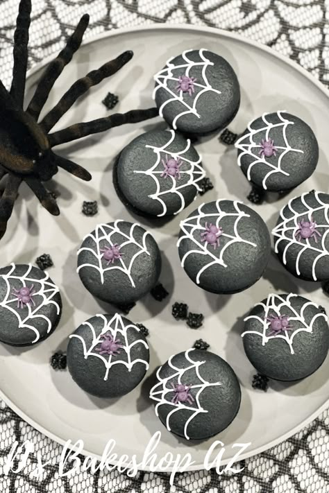 Halloween macarons made with black ingredients such as black sesames and black cocoa powder. Top these with spider webs and spiders and you have a great dessert for a party! Spider Macarons, Spooky Macarons, Autumn Macarons, Black Macarons, Halloween Macaroons, Macaron Designs, Halloween Macarons, Dessert For A Party, Ginger Cakes