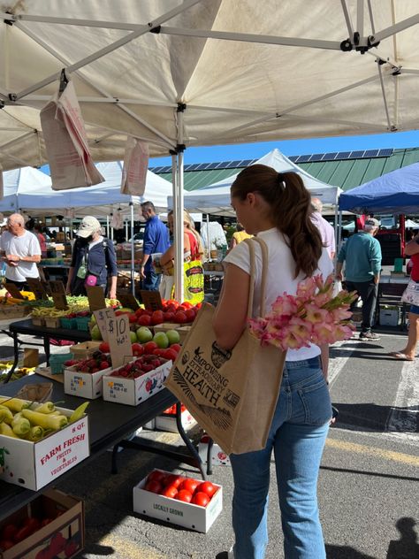 Farmers Market Shopping Aesthetic, Farmers Market Mom Aesthetic, Saturday Farmers Market Outfit, Plan My Day Aesthetic, Farmers Market With Friends Aesthetic, Farmers Market Friends, Farmers Market Vision Board, Saturday Market Aesthetic, Market Shopping Outfit