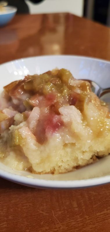 Rhubarb Pudding Cake, Rhubarb Cake Recipes, Rhubarb Upside Down Cake, Best Rhubarb Recipes, Betty Crocker Cake Mix, Cookbook Shelf, Eating Well Recipes, Yellow Cake Recipe, Rhubarb Desserts