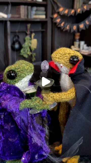 India Rose Crawford on Instagram: "Happy Halloween from Frog and Toad! 🐸🐸🎃  #halloween #knitting #drops #frog #pumpkin #spookyseason #knit #knittedfrog #imadethisfroggy #imadethisfrog #october #dotpebblesknits #froggy #cocktail #moonlightcocktail #happyhalloween" Cute Frogs Crochet, Halloween Craft Videos, Toad And Frog, Frog Pumpkin, Frog Knitting, Knitted Frog, Halloween Knitting, Frog Doll, Light Cocktails