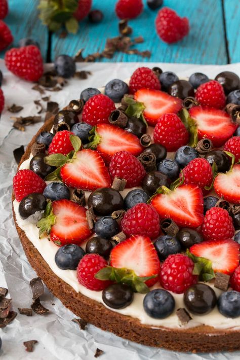 This brownie berry dessert pizza is the perfect sweet treat for any celebration! #DiscoverBrookside #Ad Pizza Sweet, Fruit Pizza Bar, Brownie Pizza, Pizza Sugar Cookie, Dessert Pizza Recipes, Berry Dessert Recipes, Chocolate Brownie Cake, Fruit Pizza Recipe, Cheesecake Bar Recipes