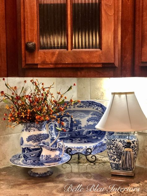 Blue And White Autumn Decor, Chinoiserie Kitchen Decor, Blue Willow Kitchen, Blue Willow Decor, English Homes, Blue Fall Decor, Blue And White Kitchen, Extravagant Homes, French Ideas