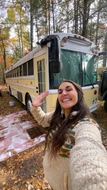 School Bus Tiny House, School Bus Camper, School Bus House, Old School Bus, Tiny House Camper, Bus Living, Bus House, Kombi Home, Combi Volkswagen