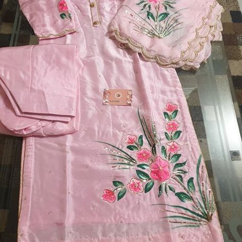 saanjh_boutique😊😊 (@saanjh_boutique) • Instagram photos and videos Designer Punjabi Suits Patiala, Painted Suits, Punjabi Suits Party Wear, Embroidery Suits Punjabi, Hand Painted Dress, Fabric Painting On Clothes, Designer Punjabi Suits, Miroslava Duma, Indian Designer Suits