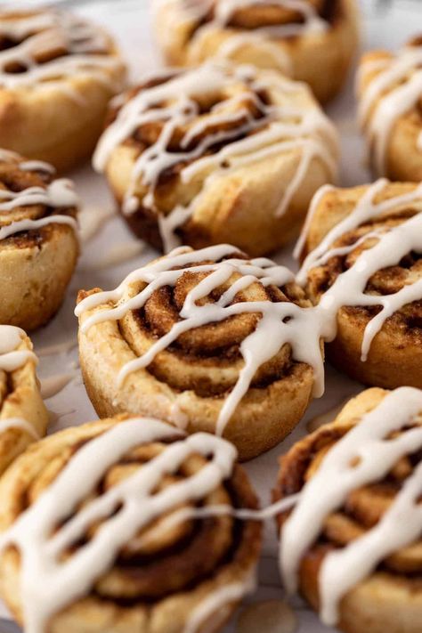 Cinnamon Roll Mini Muffins, Cinnamon Roll Muffins Easy, Cinnamon Muffins Easy, Breakfast Brownies, Mini Cinnamon Rolls, Cinnamon Roll Muffins, Fluffy Cinnamon Rolls, Cinnamon Rolls Easy, Fresh Baked Cookies