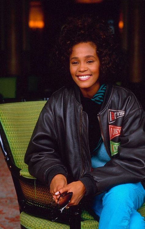 Whitney Houston 80s, Female Sneakerhead, Whitney Houston Young, Aaliyah Dana Haughton, Houston Pictures, Whitney Houston Pictures, Rap Singers, 80s Celebrities, Sneakerhead Fashion