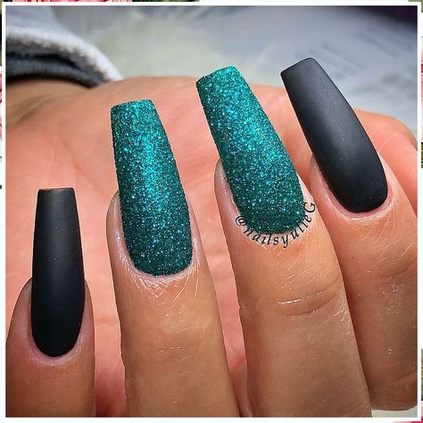 Add some sparkle to your winter nails with a gold glitter accent and deep purple polish. Matte Black And Turquoise Nails, Matte Black And Teal Nails, Matt Glitter Nails, Black And Teal Ombre Nails, Black Turquoise Nails, Turquoise Black Nails, Teal Black Nails, Green And Black Ombre Nails, Teal Matte Nails