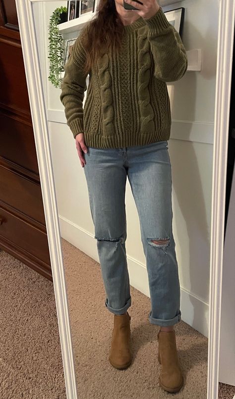 Olive Sweater Outfit Winter, Olive Green Pullover Outfit, Army Green Sweater Outfit, Olive Sweater Outfit, Olive Green Sweater Outfit, Light Jeans Outfit, Green Sweater Outfit, Cropped Sweater Outfit, Sage Green Sweater