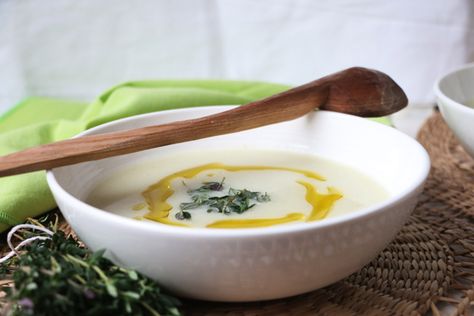 Simple Cauliflower and Parsnip Soup Recipe. Creamy and comforting cauliflower, parsnip and thyme soup recipe, simple and quick to make. Parsnip Soup, Recipe Simple, Seasonal Recipes, Parsnips, Healthy Soup, Natural Sweeteners, Delicious Soup, Vegan Paleo, Wonton Soup