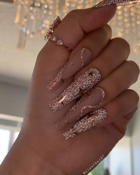 #Beauty #ChampagneNailArtDesigns #ChampagneNailArts #ChampagneNaildesigns #ChampagneNails #Nail #NailArt #NailArtsPosted by Zoe Scott: Hello there, nail art enthusiasts! I'm thrilled to share with you a delightful collection of champagne nail art designs that are bound to add a touch ... Ongles Beiges, Champagne Nails, Rose Gold Nails Design, Gold Nail Designs, Classy Nail, Rose Gold Nails, Relaxing Time, Long Acrylic Nails Coffin, Acrylic Nails Coffin Pink