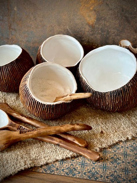 Кокосы Coconut Bowls, Coconut Bowl, Eating Utensils, Pottery Painting Designs, Painting Designs, Coconut Shell, Sustainable Home, Pottery Painting, Sustainable Living