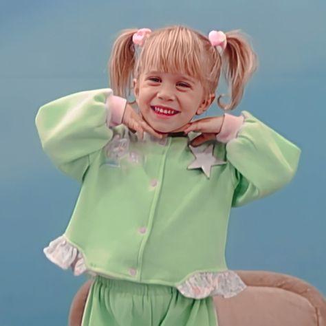 Michelle Full House, Full House Michelle Tanner, Full House Michelle, Haschak Sisters, Olsen Twins Full House, Full House Tv Show, Easy Dragon Drawings, Dragon Drawings, Michelle Tanner