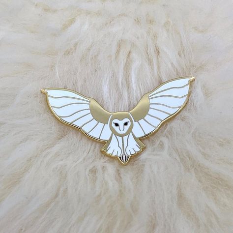 Clothe Styles, Owl Accessories, Owl In Flight, Animal Pins, Pin Boards, Mountain Jewelry, Butterfly Clutch, Bag Pins, Pretty Pins