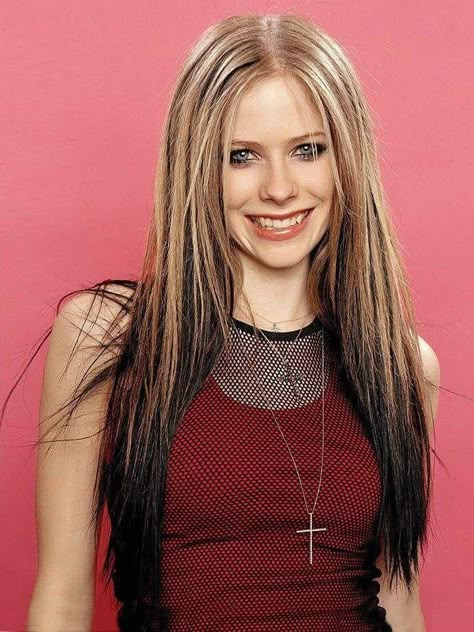 2000s Hair, Avril Lavigne Photos, Skunk Hair, Avril Lavigne Style, Cosmo Girl, Black And Blonde, Avril Lavigne, Dye My Hair, Hair Reference