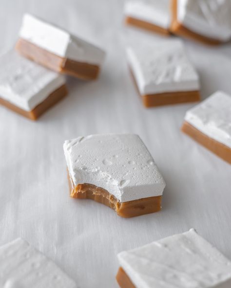 Caramel And Marshmallow Candy, Caramel Marshmallow Slice, One Sweet Mama, Carmel Marshmallows, Things To Make With Marshmallows, Sweet Tooth Recipes, Caramel Marshmallows, Marshmallow Caramel, Marshmallow Recipes