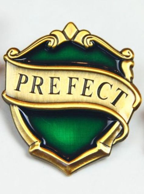 Slytherin prefect pin Slytherin Prefect Badge, Slytherin Prefect Aesthetic, Hogwarts Prefect, Slytherin Prefect, Slytherin Decor, Prefect Badge, Classe Harry Potter, Walburga Black, Stile Harry Potter