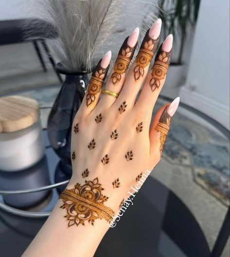 Minimal Mehendi Designs For Engagement, Delicate Mehendi Designs, Minimalistic Mehndi Designs, Mehendi Designs For Fingers, Asthetic Mehendi Design Easy, Mehendi Designs Stylish, New Trending Mehndi Designs, Stylish Mehndi Designs For Front Hand, Minimal Mehandi Design