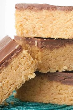 Reese Peanut Butter Cup Bars, Reese Bars No Bake, No Bake Peanut Butter Bars Recipe, Reese Peanut Butter Bars, Cafeteria Peanut Butter Bars, Herbalife Treats, Reeses Peanut Butter Cake, Funky Recipes, Pb Desserts