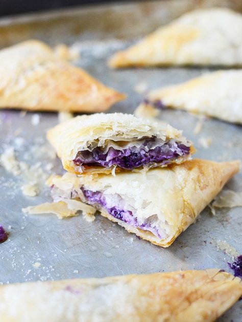 Blueberry Phyllo Dough Turnovers 15 Creative Desserts You Can Make With Phyllo Dough Phylo Pastry Recipes, Philo Pastry, Philo Dough, Blueberry Turnovers, Phyllo Dough Recipes, Phyllo Recipes, Pastries Recipes Dessert, Turnover Recipes, Filo Pastry