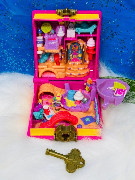 Vintage 1996 Polly Pocket INCREDIBLY RARE COMPLETE Sweet Treat Shoppe - Enchanted Storybook. https://etsy.me/3Ubknea #pollypocket #bluebirdtoys #playset #compact #vintagetoy #bluebird #retrotoy #pink #rarepollypocket Rosé Christmas, Polly Pocket, Retro Toys, Close Up Photos, Magpie, The Boat, Bluebird, Sweet Treat, Gingerbread Man