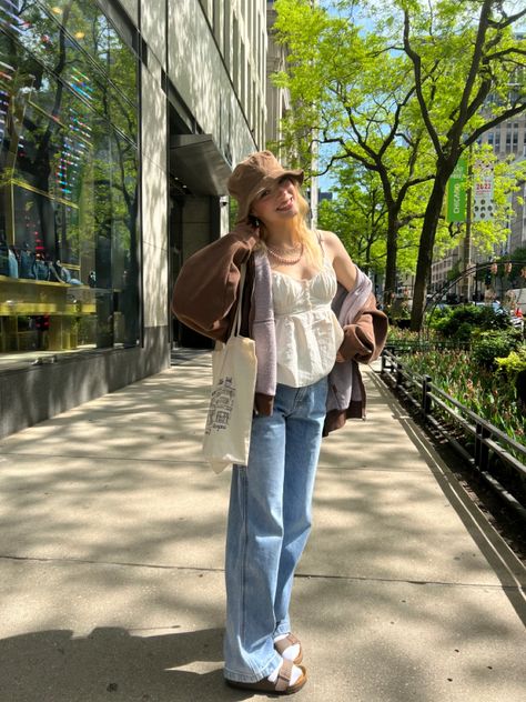 Baggy Jeans And Birkenstocks, Baggy Zip Up Outfit, Oversize Zip Up Hoodie Outfit, Brandy Zip Up, Brandy Zip Up Hoodie Outfit, Baggy Zip Up Hoodie Outfit, Brandy Melville Hoodie Outfit, Brown Bucket Hat Outfit, Brown Zip Up Hoodie Outfit