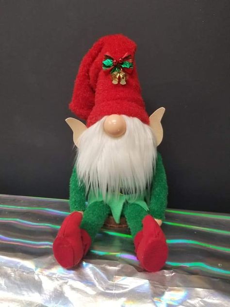 Gnome Sayings, Grinch Diy, Gnome Ideas, Gnome Crafts, Elf Christmas Decorations, Elf Gnome, Needle Felted Christmas, Clay Flower Pots, Christmas Holiday Decor