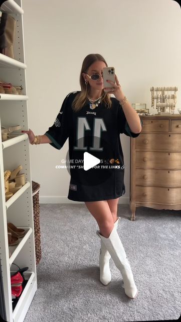 VANESSA FERRAIOLO on Instagram: "Game day outfits in honor of @nfl kickoff tonight 🏈🍂 (go birds 🦅) Follow @vanessamferraiolo & comment “shop” for the links sent to your DMs!! 🔗 https://liketk.it/4P83n  #gameday #gamedayoutfit #footballseason #eaglesnation #philadelphiaeagles" Nfl Game Day Outfit Woman Fall, Nfl Wife Outfits Game Day, Vanessa Ferraiolo, Cute Gameday Outfits, Nfl Game Day Outfit Woman, Nfl Game Outfit, Football Game Outfits For Women, Best Diy Halloween Costumes, Outfits Baggy