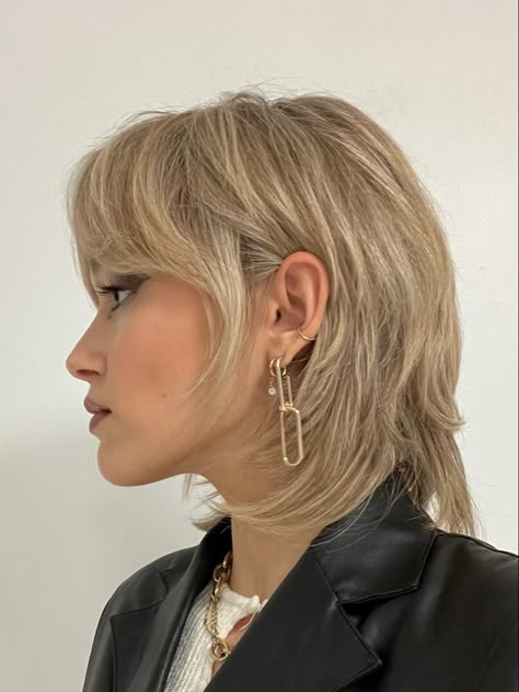 Wolfcut Blonde, Blonde Wolfcut, Wolfcut Short, Hair Wolfcut, I Like Your Hair, Androgynous Hair, Hair Inspiration Short, Shot Hair Styles, Hair Color And Cut