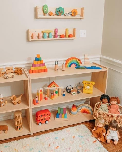 Baby Room Toys, Montessori Playroom Colorful, Montessori Bedroom Colorful, Montessori Toy Storage Ideas, Minimal Toy Storage, Colorful Montessori Bedroom, Lovevery Toy Organization, Diy Montessori Shelf, Montessori Playroom Small Space