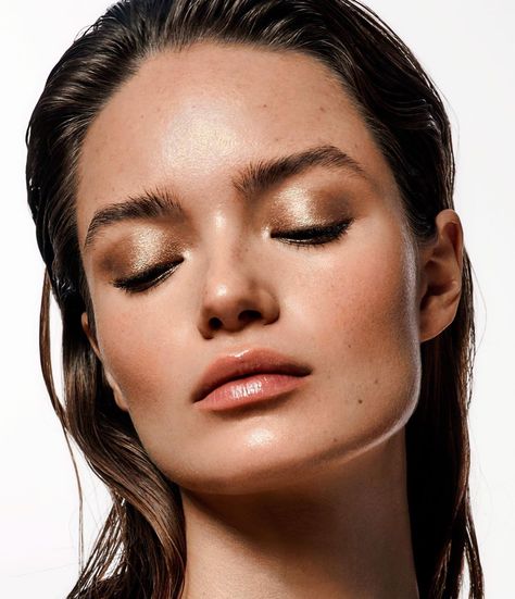 Marc Jacobs Beauty on Instagram: “Pair bronzed skin with shimmering, golden lids for the ultimate sun-kissed glow. Artistry by @ChristianSchild for @HarpersBazaarUkraine…” Bronzed Makeup Look Sun Kissed, Golden Glow Makeup, Bronze Makeup Look, Bronzed Skin, Loreal Makeup, Glow Makeup, Bronze Makeup, Dewy Makeup, Marc Jacobs Beauty