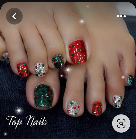 Red And Green Nail Art, Red White And Green Nails, Red And Green Christmas Nails, Nailart Simple, Magical Nails, Glitter Pedicure, Red Toenails, Xmas Nail, Sns Nails Colors