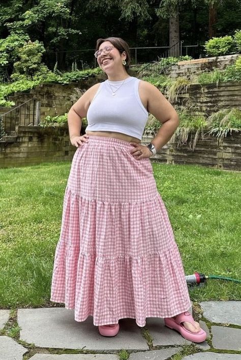 Pink Outfit Midsize, Pink Gingham Skirt Outfit, Gingham Skirt Outfit Summer, Pink Gingham Skirt, Long Skirt Outfit Plus Size, Funk Outfit, Gingham Skirt Outfit, Curvy Fashion Summer, Aesthetic Vintage Outfits