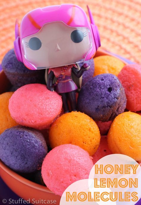 Honey Lemon Molecules - Dessert Recipe for Big Hero 6 Movie Night - great for family night fun! Baymax Birthday, Movie Night Desserts, Big Hero 6 Birthday, Big Hero 6 Party, Hero 6 Movie, Disney Themed Movie Night, Baymax Big Hero 6, Disney Movie Night Food, Night Dessert