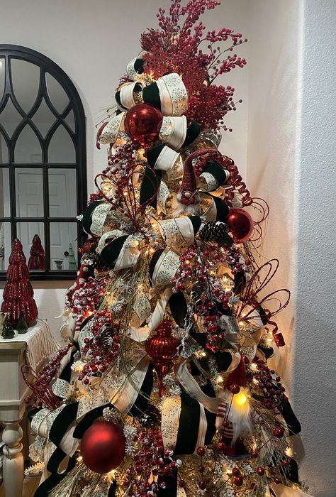 Creative Christmas Tree Ideas, Nutcracker Tree, Unique Tree Toppers, Black Christmas Tree Decorations, Best Christmas Trees, Garland Lights, Christmas Tress, Slim Christmas Tree, Glam Christmas