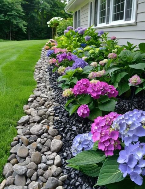 Stone Garden Edging, Art Creative Ideas, Perfect Yard, Front Yard Flower Beds, Yard Flowers, Long Garden, Hydrangea Landscaping, Garden Edging Ideas, Back Of House