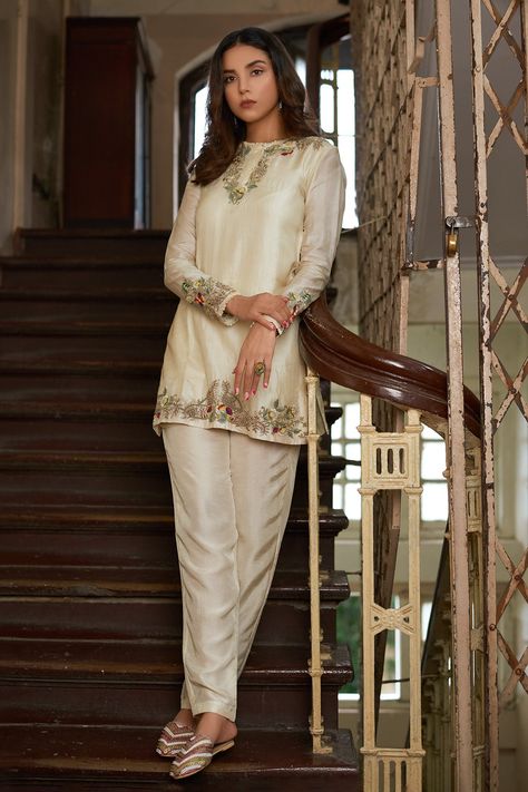 Shop for Stotram White Embroidered Kurta Pant Set for Women Online at Aza Fashions Suits For Women Indian, Silk Kurti Designs, Floral Embroidered Shirt, Pant Suits For Women, Latest Designer Dresses, Kurta Pant Set, Silk Kurti, Party Kleidung, Indian Designer Outfits