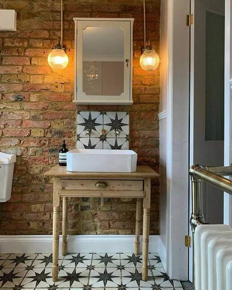 Shop Bathroom Ideas, Coin Banquette, Brick Bathroom, Farmhouse Bathroom Accessories, Old Houses Renovation, Bathroom Big, Old House Interior, Cabin Bathrooms, Old Bathroom